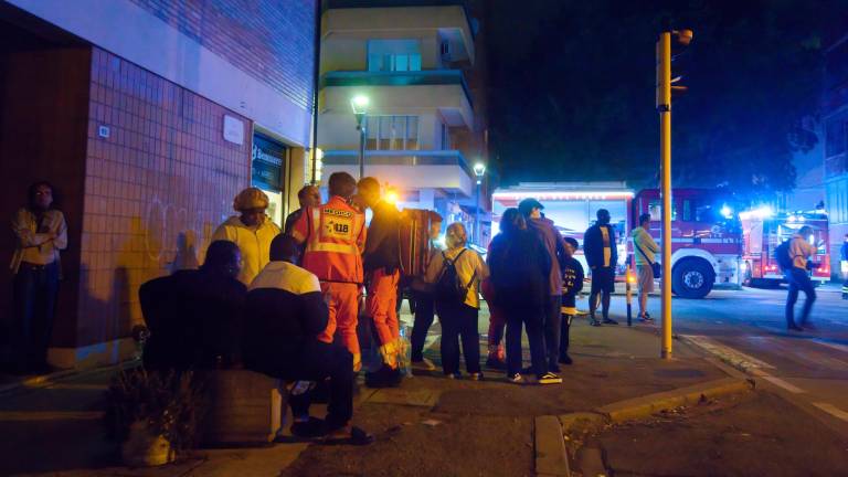 Incendio nella notte a Ravenna, evacuata un’intera palazzina VIDEO GALLERY Incendio nella notte a Ravenna, evacuata un’intera palazzina VIDEO GALLERY