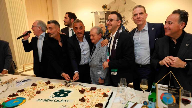 Cesena, alla festa del Panathlon i soci Usa si alzano in piedi per applaudire Patrignani VIDEO GALLERY Cesena, alla festa del Panathlon i soci Usa si alzano in piedi per applaudire Patrignani VIDEO GALLERY