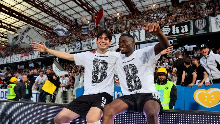 Il Cesena batte nel finale il Pescara e conquista la Serie B. Città e tifosi in festa - VIDEO GALLERY Il Cesena batte nel finale il Pescara e conquista la Serie B. Città e tifosi in festa - VIDEO GALLERY