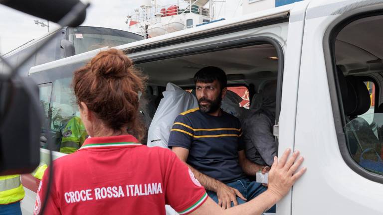 Spunta un cartello di benvenuto per i migranti: la Sea Eye è sbarcata a Ravenna. Il sindaco: “Il sistema dell’accoglienza non funziona” - Gallery Spunta un cartello di benvenuto per i migranti: la Sea Eye è sbarcata a Ravenna. Il sindaco: “Il sistema dell’accoglienza non funziona” - Gallery