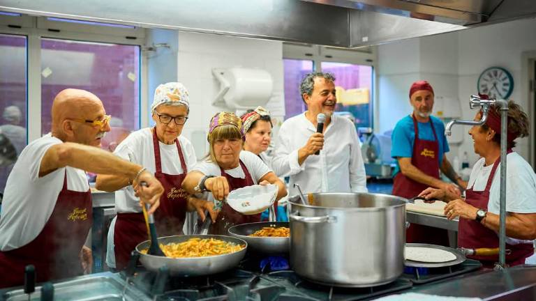 Volontari delle Cucine Popolari ai fornelli (foto Manuel Zani) Volontari delle Cucine Popolari ai fornelli (foto Manuel Zani)
