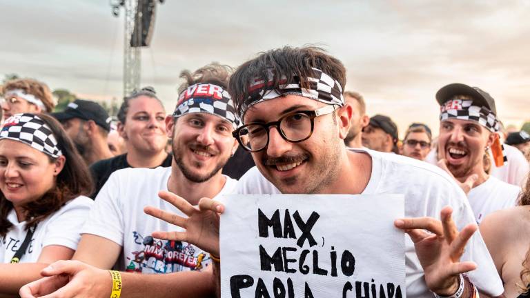Il concerto evento di Imola. Max Pezzali fa cantare agli 85mila fan una sua hit: «Vi ascolto, un concerto con così tanta gente non mi ricapita più» Il concerto evento di Imola. Max Pezzali fa cantare agli 85mila fan una sua hit: «Vi ascolto, un concerto con così tanta gente non mi ricapita più»