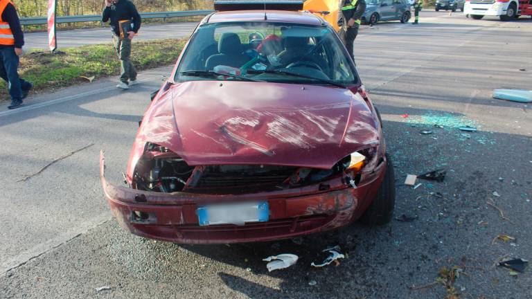 Cesena. Scontro tra due auto: una cappotta e finisce contro il rimorchio di un camion. Il conducente portato in ospedale Cesena. Scontro tra due auto: una cappotta e finisce contro il rimorchio di un camion. Il conducente portato in ospedale