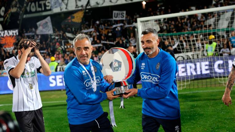 Cesena, cori da stadio in sala stampa del presidente Aiello per Toscano: “La città meritava tutto questo” VIDEO Cesena, cori da stadio in sala stampa del presidente Aiello per Toscano: “La città meritava tutto questo” VIDEO