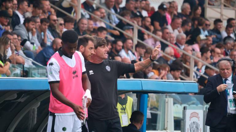 Michele Mignani con Simone Bastoni e Siren Diao durante Cesena-Palermo (Zanotti) Michele Mignani con Simone Bastoni e Siren Diao durante Cesena-Palermo (Zanotti)