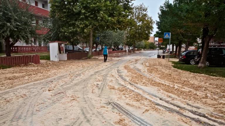 Maltempo Ravenna, disastro in spiaggia: il mare allaga decine di stabilimenti Maltempo Ravenna, disastro in spiaggia: il mare allaga decine di stabilimenti
