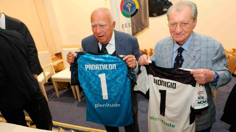 Cesena, alla festa del Panathlon i soci Usa si alzano in piedi per applaudire Patrignani VIDEO GALLERY Cesena, alla festa del Panathlon i soci Usa si alzano in piedi per applaudire Patrignani VIDEO GALLERY