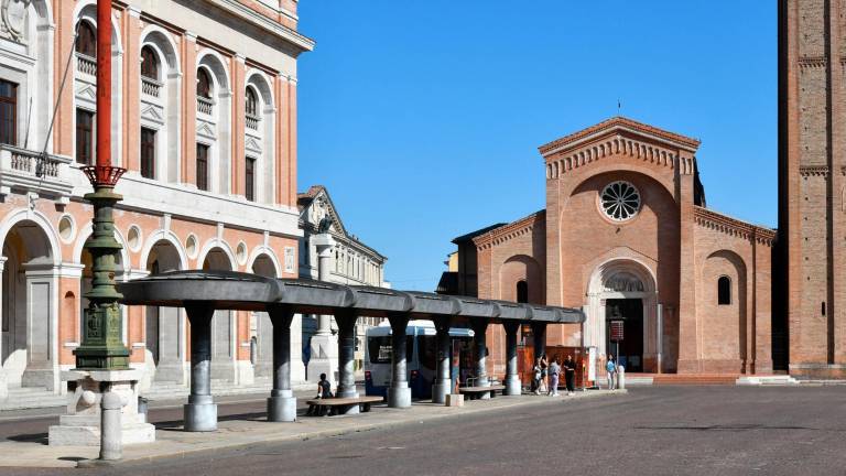 Forlì, il 19 marzo inizia lo smontaggio della pensilina in piazza Saffi Forlì, il 19 marzo inizia lo smontaggio della pensilina in piazza Saffi