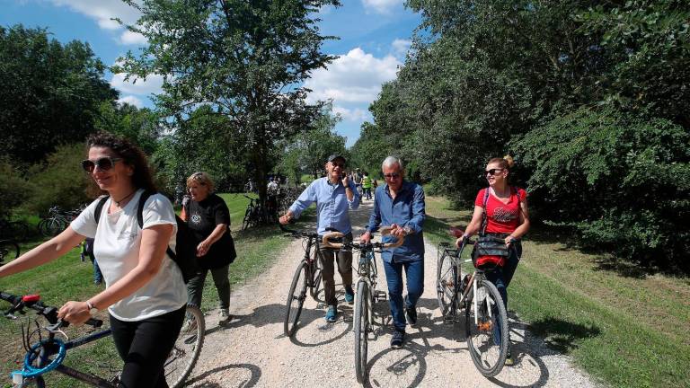 Anche il prefetto Castrese De Rosa domenica ha raggiunto in bici il palco del concerto Anche il prefetto Castrese De Rosa domenica ha raggiunto in bici il palco del concerto