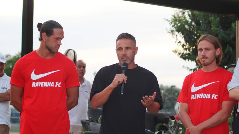 Il tecnico del Ravenna, Marco Marchionni, tra Adriano Esposito e Paolo Rrapaj (foto Massimo Fiorentini) Il tecnico del Ravenna, Marco Marchionni, tra Adriano Esposito e Paolo Rrapaj (foto Massimo Fiorentini)