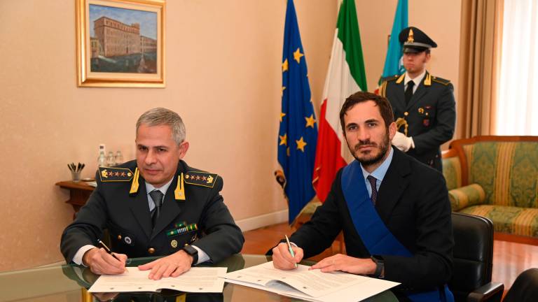 La firma del protocollo tra il colonnello Vito Pulieri e il presidente Enzo Lattuca (Foto Fabio Blaco) La firma del protocollo tra il colonnello Vito Pulieri e il presidente Enzo Lattuca (Foto Fabio Blaco)