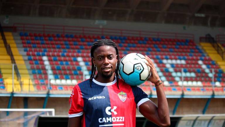 Il centrocampista Joshua Tenkorang con la maglia del Lumezzane Il centrocampista Joshua Tenkorang con la maglia del Lumezzane