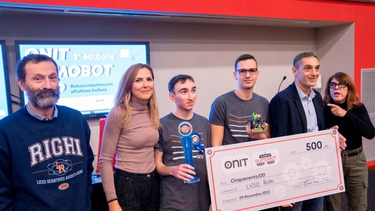 Cesena, il robot del Liceo Scientifico “Righi” vince la Onit Sumobot Cup Cesena, il robot del Liceo Scientifico “Righi” vince la Onit Sumobot Cup