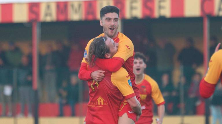 Matteo Alluci sollevato da Paolo Rrrapajdopo il gol alla Sammaurese foto Zanotti Matteo Alluci sollevato da Paolo Rrrapajdopo il gol alla Sammaurese foto Zanotti