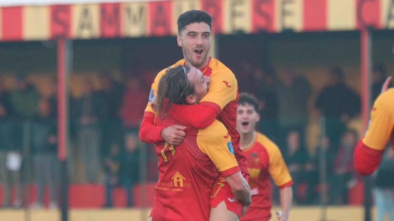 Matteo Alluci sollevato da Paolo Rrrapajdopo il gol alla Sammaurese foto Zanotti