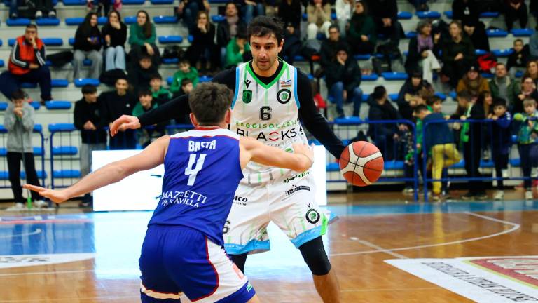 Sebastian Vico marcato da Basta nella gara di regular season foto mmph Sebastian Vico marcato da Basta nella gara di regular season foto mmph