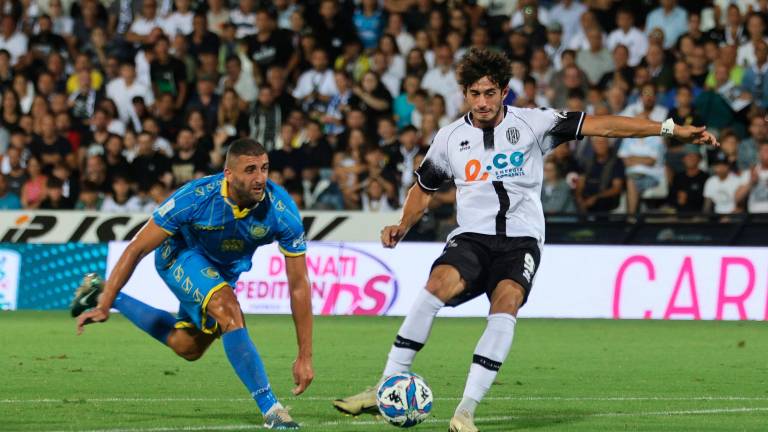 Il primo gol in campionato “marchiato” E.Co: quello di Cristian Shpendi contro la Carrarese (foto Zanotti) Il primo gol in campionato “marchiato” E.Co: quello di Cristian Shpendi contro la Carrarese (foto Zanotti)