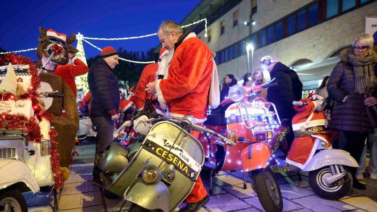 A Cesena i Babbi Natale sfrecciano in Vespa e portano doni ai bambini VIDEO e FOTOGALLERY A Cesena i Babbi Natale sfrecciano in Vespa e portano doni ai bambini VIDEO e FOTOGALLERY