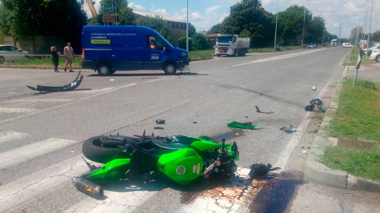 Ravenna, si scontra in moto contro un furgone: ragazzo in gravissime condizioni Ravenna, si scontra in moto contro un furgone: ragazzo in gravissime condizioni