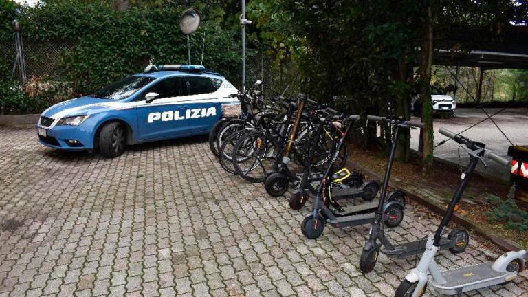 Cesena, “aiutatemi, non entro più in casa mia”. L’appartamento occupato era il deposito di bici e monopattini rubati: quattro fermati Cesena, “aiutatemi, non entro più in casa mia”. L’appartamento occupato era il deposito di bici e monopattini rubati: quattro fermati