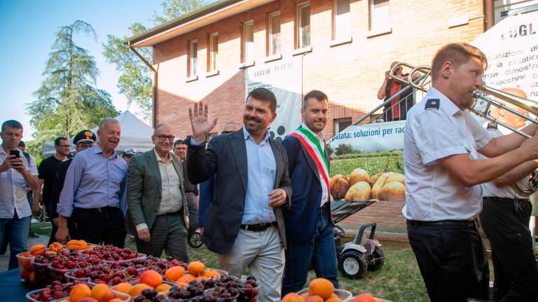 Imola, la Fiera del Santerno chiude e festeggia con la nascita di un vitello GALLERY Imola, la Fiera del Santerno chiude e festeggia con la nascita di un vitello GALLERY