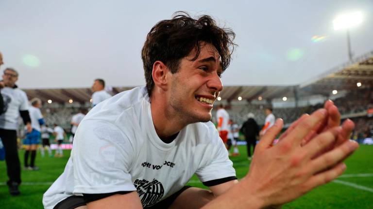 La festa finale in campo per la promozione in Serie B (foto e video Zanotti) La festa finale in campo per la promozione in Serie B (foto e video Zanotti)