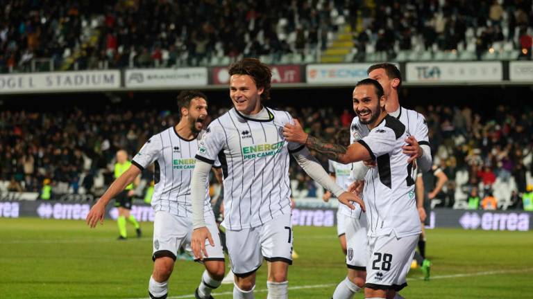 La gioia bianconera dopo il gol di Pieraccini (Zanotti) La gioia bianconera dopo il gol di Pieraccini (Zanotti)