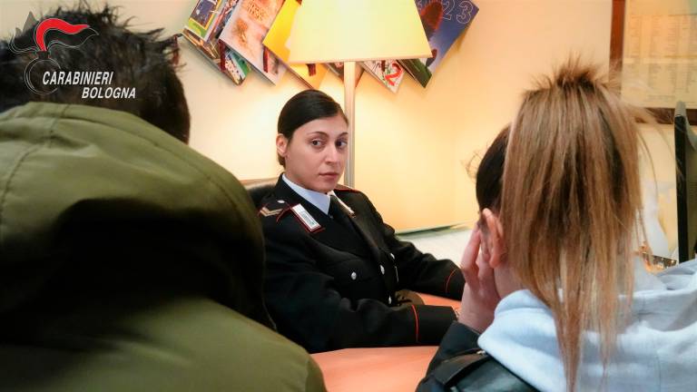 Imola, geloso e ossessivo: la insulta se parla con altri uomini, disposto il divieto di avvicinamento Imola, geloso e ossessivo: la insulta se parla con altri uomini, disposto il divieto di avvicinamento