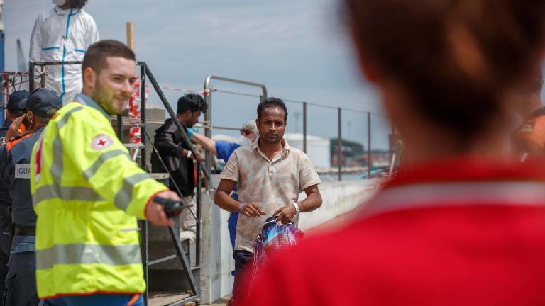 Spunta un cartello di benvenuto per i migranti: la Sea Eye è sbarcata a Ravenna. Il sindaco: “Il sistema dell’accoglienza non funziona” - Gallery Spunta un cartello di benvenuto per i migranti: la Sea Eye è sbarcata a Ravenna. Il sindaco: “Il sistema dell’accoglienza non funziona” - Gallery