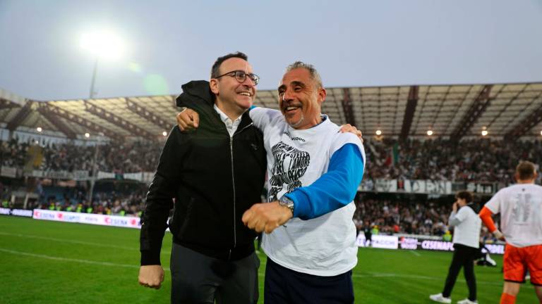 Il presidente bianconero John Aiello e il tecnico Domenico Toscano nel giorno della promozione in B foto zanotti Il presidente bianconero John Aiello e il tecnico Domenico Toscano nel giorno della promozione in B foto zanotti