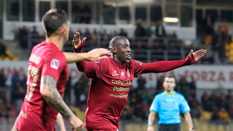 Stefano Okaka esulta al Benelli nel derby contro il Rimini (foto MASSIMO FIORENTINI) Stefano Okaka esulta al Benelli nel derby contro il Rimini (foto MASSIMO FIORENTINI)