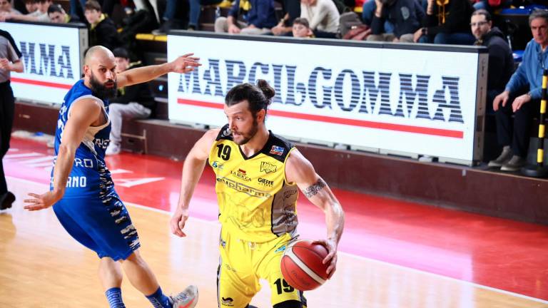 A sinistra Gioacchino Chiappelli nel vittorioso incontro di mercoledì della Virtus con Fabriano, a destra il neo giallorosso Mario Brunetto al suo debutto in canotta OraSì foto MMph/Fiorentini A sinistra Gioacchino Chiappelli nel vittorioso incontro di mercoledì della Virtus con Fabriano, a destra il neo giallorosso Mario Brunetto al suo debutto in canotta OraSì foto MMph/Fiorentini