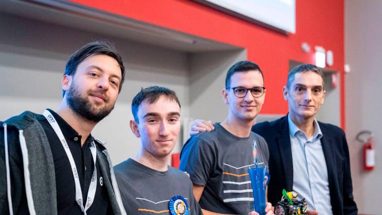 Cesena, il robot del Liceo Scientifico “Righi” vince la Onit Sumobot Cup Cesena, il robot del Liceo Scientifico “Righi” vince la Onit Sumobot Cup
