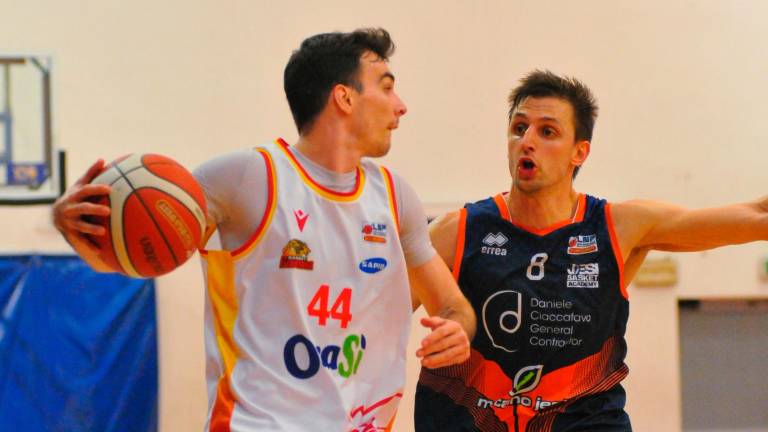 Flavio Gay marcato da Bruno nella partita di regular season giocata a Ravenna e vinta in volata da Jesi foto massimo fiorentini Flavio Gay marcato da Bruno nella partita di regular season giocata a Ravenna e vinta in volata da Jesi foto massimo fiorentini