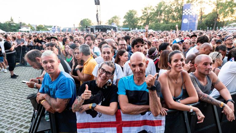 Il concerto evento di Imola. Max Pezzali fa cantare agli 85mila fan una sua hit: «Vi ascolto, un concerto con così tanta gente non mi ricapita più» Il concerto evento di Imola. Max Pezzali fa cantare agli 85mila fan una sua hit: «Vi ascolto, un concerto con così tanta gente non mi ricapita più»