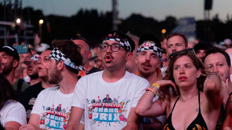Il concerto evento di Imola. Max Pezzali fa cantare agli 85mila fan una sua hit: «Vi ascolto, un concerto con così tanta gente non mi ricapita più» Il concerto evento di Imola. Max Pezzali fa cantare agli 85mila fan una sua hit: «Vi ascolto, un concerto con così tanta gente non mi ricapita più»