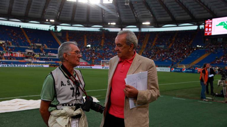 Da sinistra, lo storico fotografo Vittorio Calbucci e Bruno Pizzul all’Olimpico prima di Roma-Cesena nel 2010 (Zanotti) Da sinistra, lo storico fotografo Vittorio Calbucci e Bruno Pizzul all’Olimpico prima di Roma-Cesena nel 2010 (Zanotti)