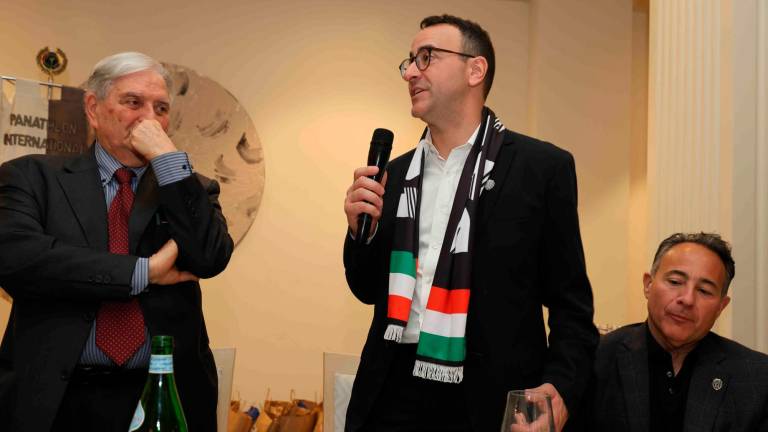 Cesena, alla festa del Panathlon i soci Usa si alzano in piedi per applaudire Patrignani VIDEO GALLERY Cesena, alla festa del Panathlon i soci Usa si alzano in piedi per applaudire Patrignani VIDEO GALLERY