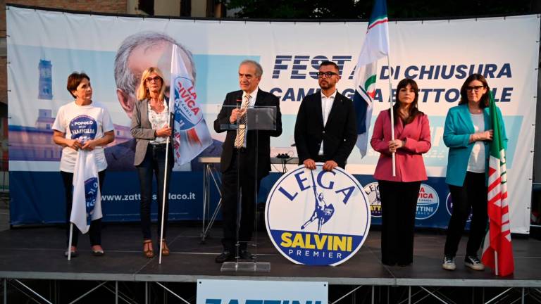 Forlì. Festa di chiusura della campagna elettorale di Gian Luca Zattini in piazzetta della Misura - FOTOGALLERY Forlì. Festa di chiusura della campagna elettorale di Gian Luca Zattini in piazzetta della Misura - FOTOGALLERY