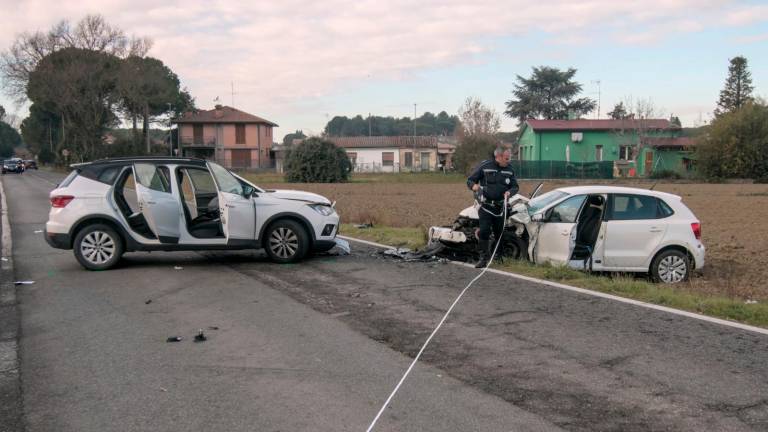 I veicoli coinvolti nell’incidente di ieri mattina tra Tantlon e Castiglione di Cervia (Foto Massimo Fiorentini) I veicoli coinvolti nell’incidente di ieri mattina tra Tantlon e Castiglione di Cervia (Foto Massimo Fiorentini)