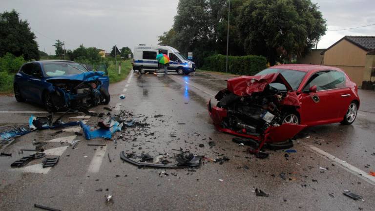 Incidente sulla Reale a Camerlona, due feriti nello scontro frontale. Statale chiusa un’ora Incidente sulla Reale a Camerlona, due feriti nello scontro frontale. Statale chiusa un’ora