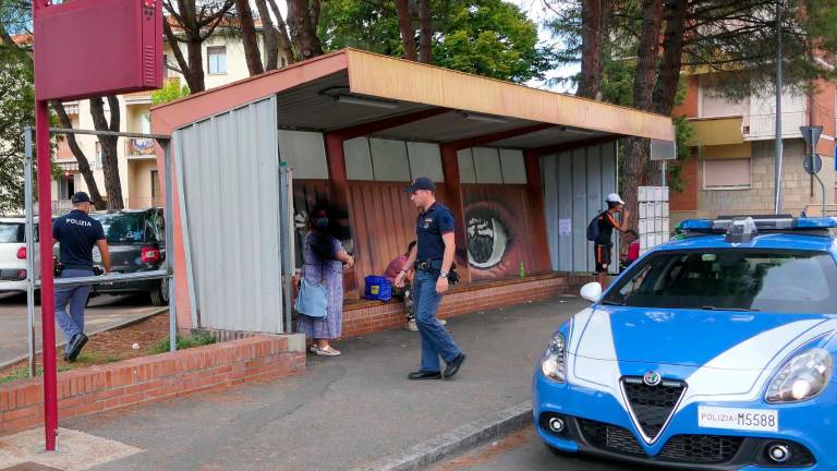 Imola, nuova pensilina “anti bivacco” sul viale