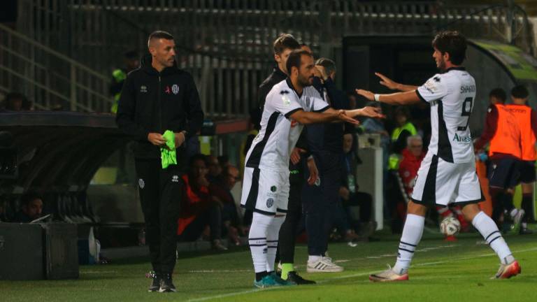 L’ingresso in campo di Marco Olivieri per Cristian Shpendi al 60’ di Cesena-Reggiana 1-2 (Zanotti) L’ingresso in campo di Marco Olivieri per Cristian Shpendi al 60’ di Cesena-Reggiana 1-2 (Zanotti)