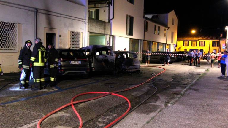 Lugo, l’inafferrabile piromane del centro alza il tiro: a fuoco altre 3 auto nella notte Lugo, l’inafferrabile piromane del centro alza il tiro: a fuoco altre 3 auto nella notte