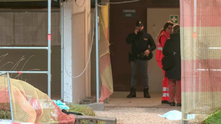 Bimba uccisa dalla mamma a Ravenna, i turbamenti di Giulia: «Ecco perché ho dovuto farlo». I peluche davanti al condominio - Gallery Bimba uccisa dalla mamma a Ravenna, i turbamenti di Giulia: «Ecco perché ho dovuto farlo». I peluche davanti al condominio - Gallery