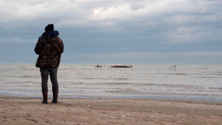 Cesenatico, peschereccio si schianta contro gli scogli Cesenatico, peschereccio si schianta contro gli scogli