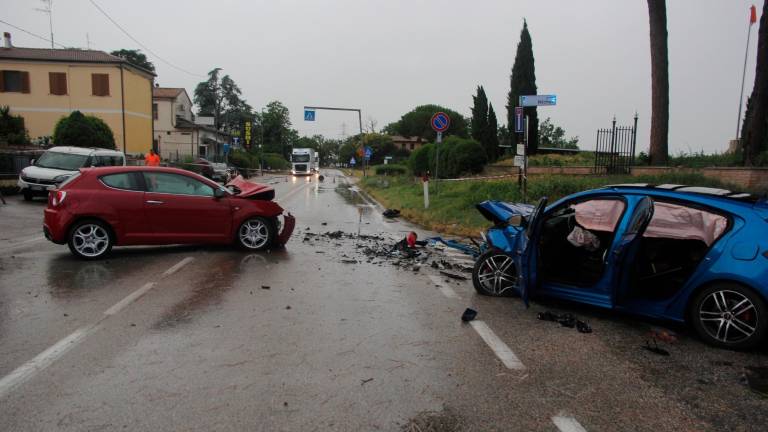 Incidente sulla Reale a Camerlona, due feriti nello scontro frontale. Statale chiusa un’ora Incidente sulla Reale a Camerlona, due feriti nello scontro frontale. Statale chiusa un’ora