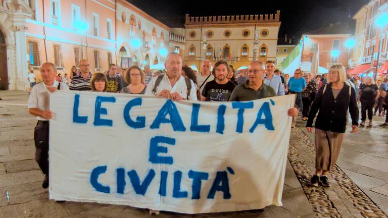 Ravenna, circa 400 partecipanti alla camminata silenziosa per la sicurezza: gli antagonisti contestano con cori e pistole ad acqua - Gallery Ravenna, circa 400 partecipanti alla camminata silenziosa per la sicurezza: gli antagonisti contestano con cori e pistole ad acqua - Gallery