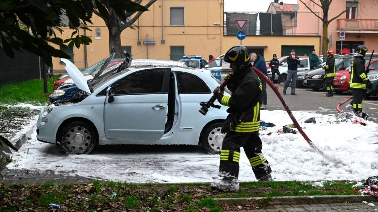 Forlì. Auto va a fuoco e ne danneggia altre tre, ferita una donna portata in ospedale. Indaga la polizia Forlì. Auto va a fuoco e ne danneggia altre tre, ferita una donna portata in ospedale. Indaga la polizia