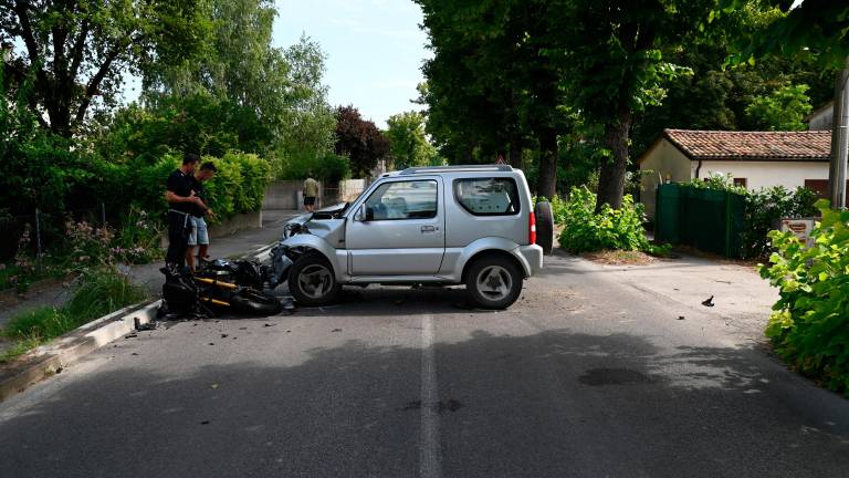 Forlì, rubata la maglia della Juve lasciata nel luogo dell’incidente mortale di un tifoso 56enne Forlì, rubata la maglia della Juve lasciata nel luogo dell’incidente mortale di un tifoso 56enne
